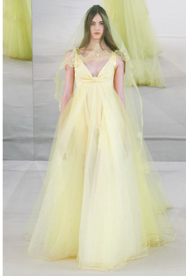 فستان عرس باللون الأحمر من مجموعة جيني باكهام