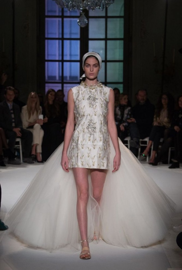 فستان زفاف قصير من Giambattista Valli مع الذيل الطويل