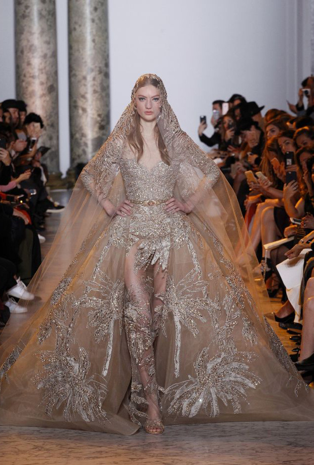 فستان زفاف من ايلي صعب باللون الذهبي