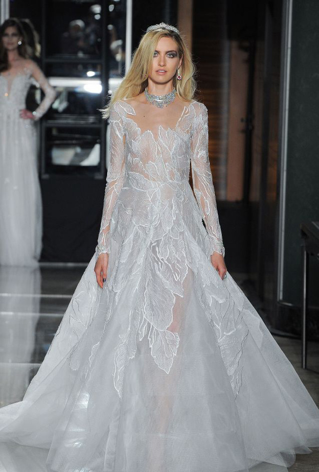 فستان مكشوف الاكتاف من مجموعة ريم عكرا لربيع 2018