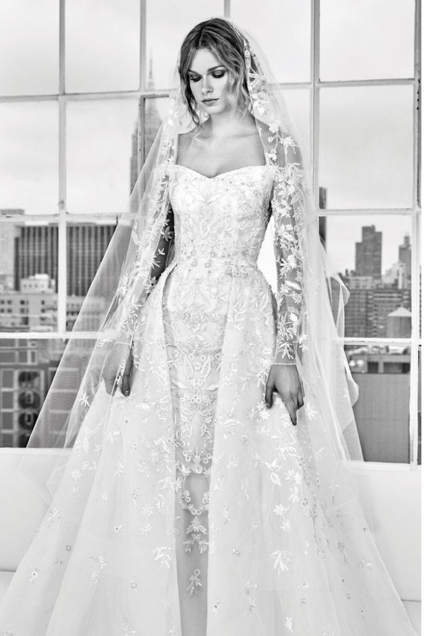 من مجموعة ايلي صعب مع الطرحة الطويلة