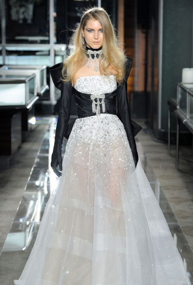 من مجموعة جيني باكهام باللون البيج