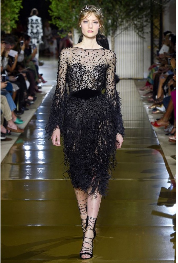 فستان من زهير مراد مزين بالريش 