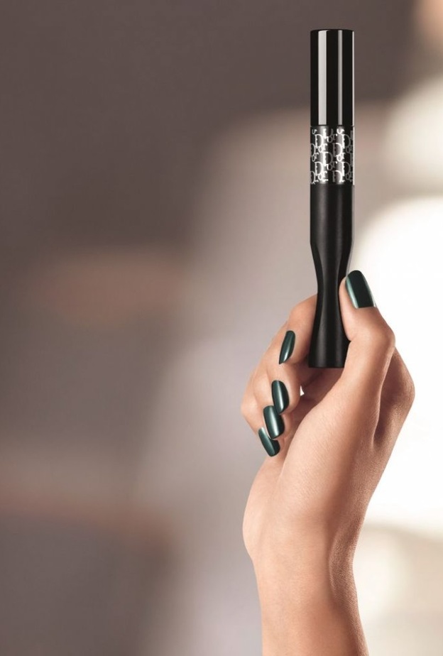 قومي بالضغط على Pump لرموش كثيفة