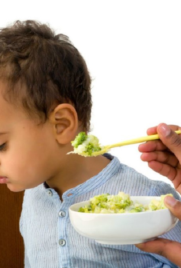 ابعدي الاطفال عن وسائل التسلية اثناء تناول وجباتهم الرئيسية