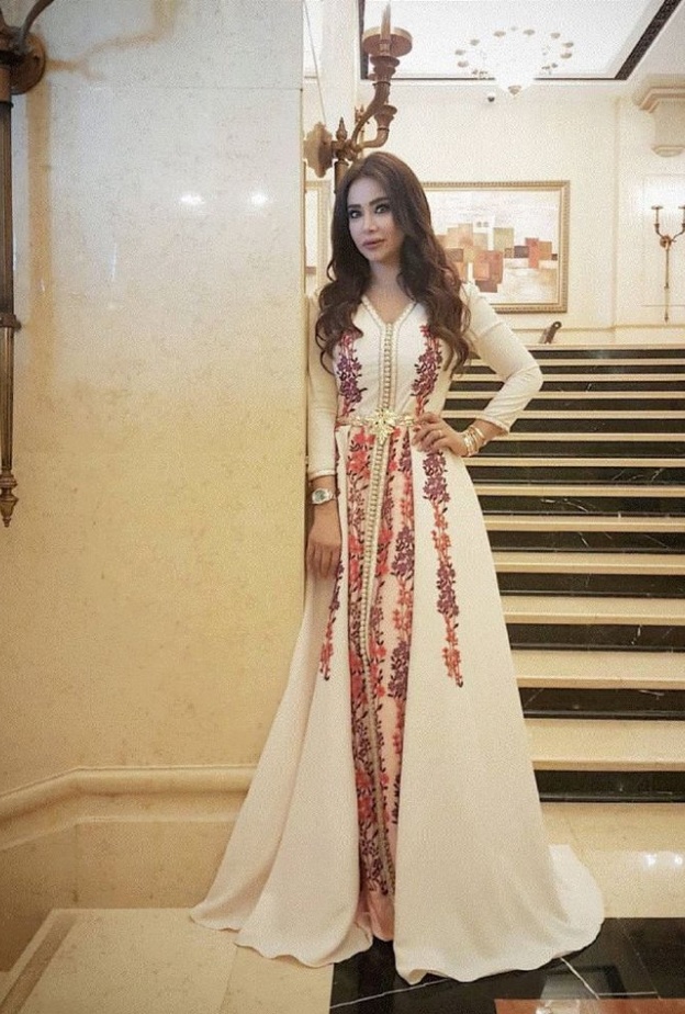 نجوى كرم تتألق بقفطان مغربي مع التطريز.