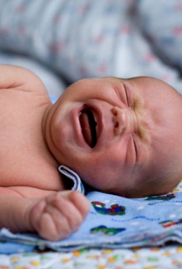 ممرضة مزيفة تسرق رضيع من أمه في السعوديه