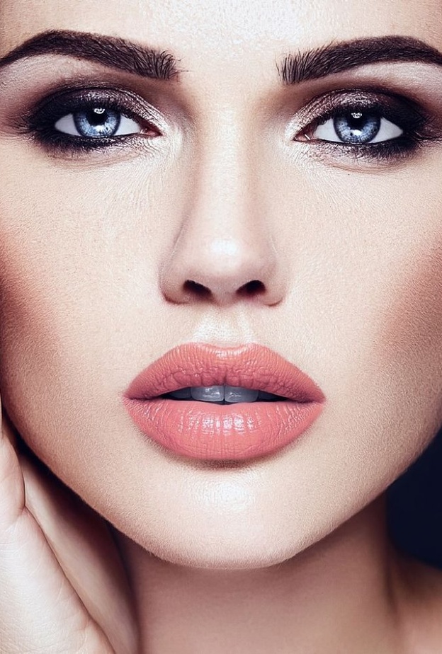 من أبرز ألوان الروج للمكياج السموكي هو النيود