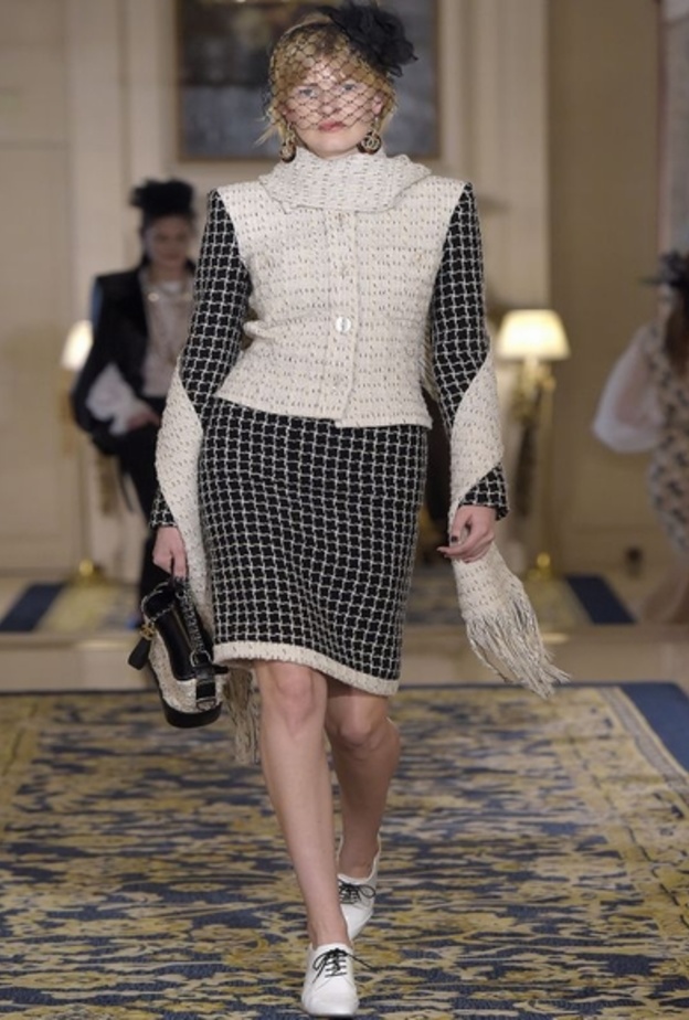 من عرض أزياء دار شانيل لموسم ما قبل خريف 2017