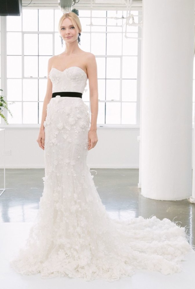 فستان مكشوف الاكتاف من مجموعة ريم عكرا لربيع 2018