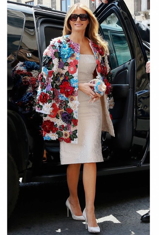 لارا ستون LARA STONE تمزج بين الأقمشة البراقة والريش بفستان من دار شانيل Chanel