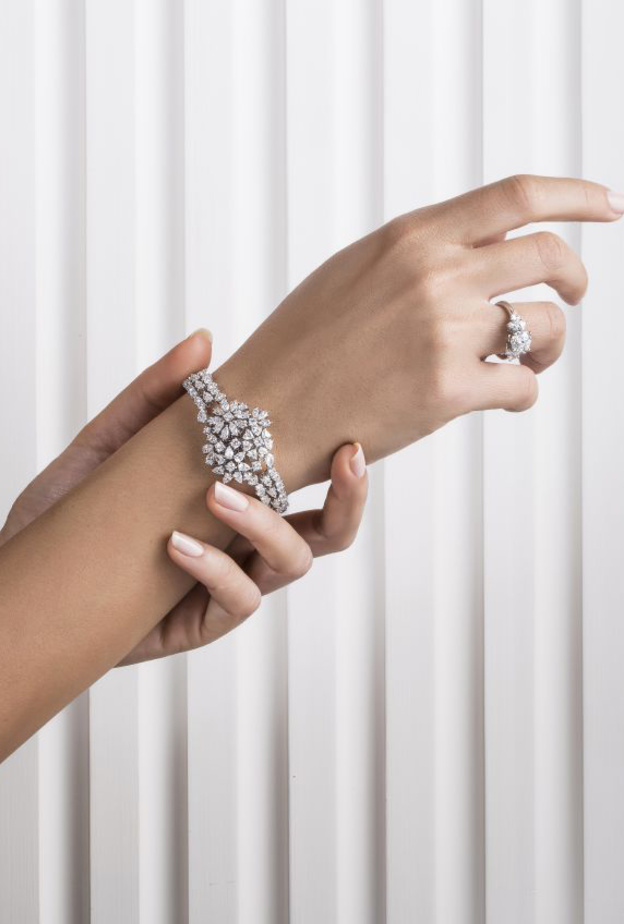 نعومة تصميم سوار العروس الماسي من دار ابراهيم زين