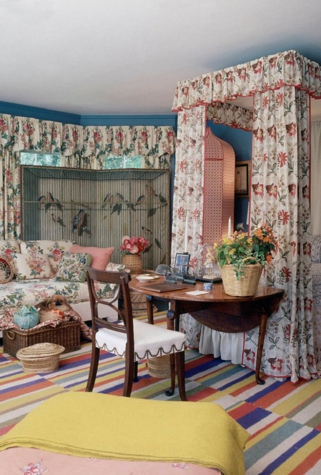 نقشات الورود أضافت على ديكور غرفة الجلوس مرحا و جمالا