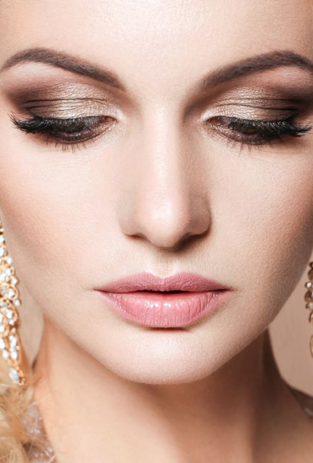 احصلي على مكياج سموكي ذهبي يناسب سهرات العيد