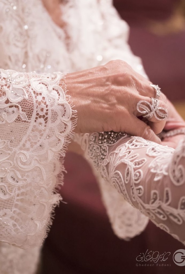 والدة العروس و اهتمامها بأبنتها في ليلة عمرها