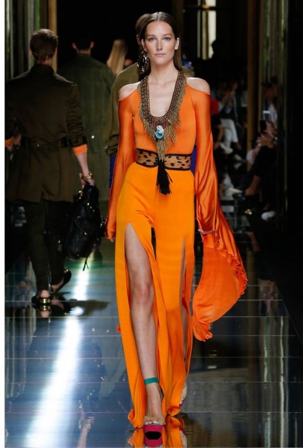 فستان سهرة فاخر ومتطاير باللون الارجواني