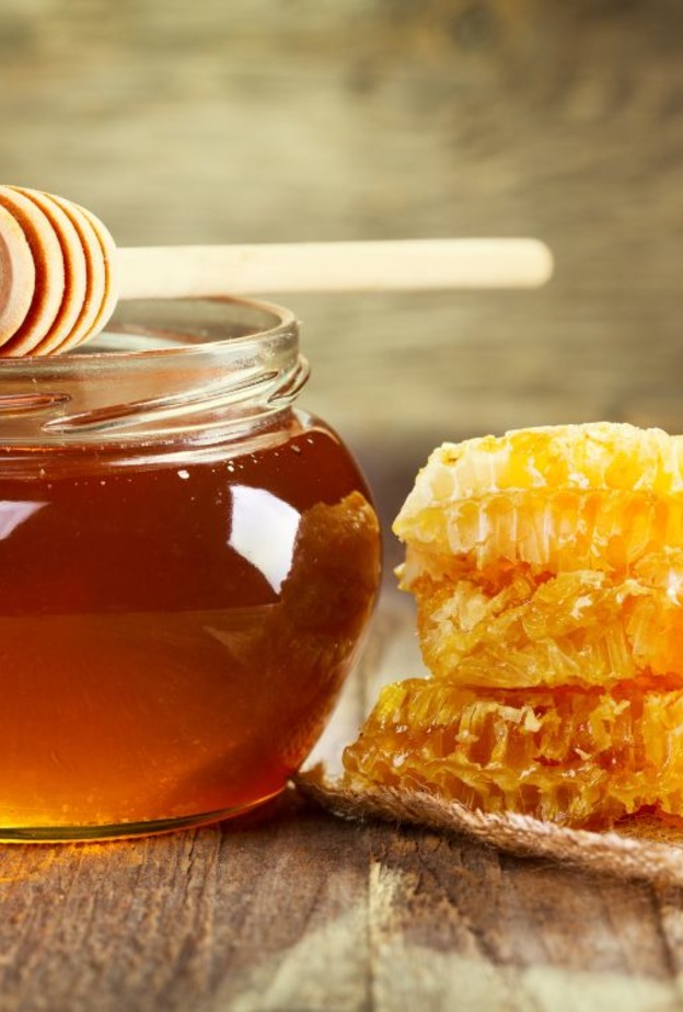 الملعقة الخشبية او البلاستيكية او الزجاجية الافضل لتناول العسل