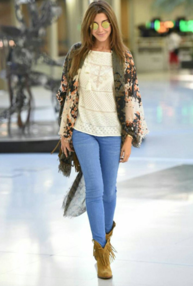 تنتقي الأحذية الرياضية وتنسقها بعفوية