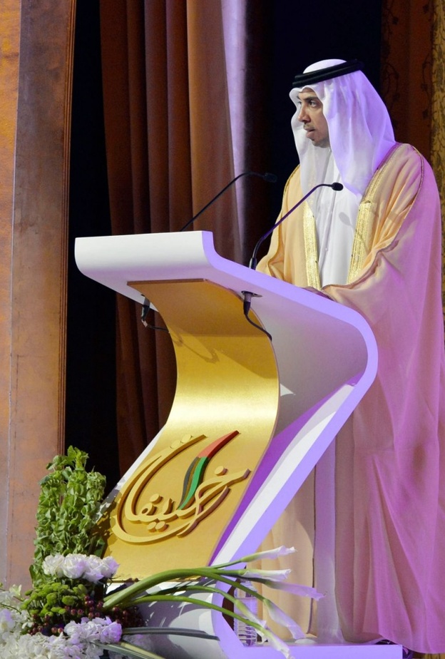 الشيخ منصور يلقي كلمة في الحفل.