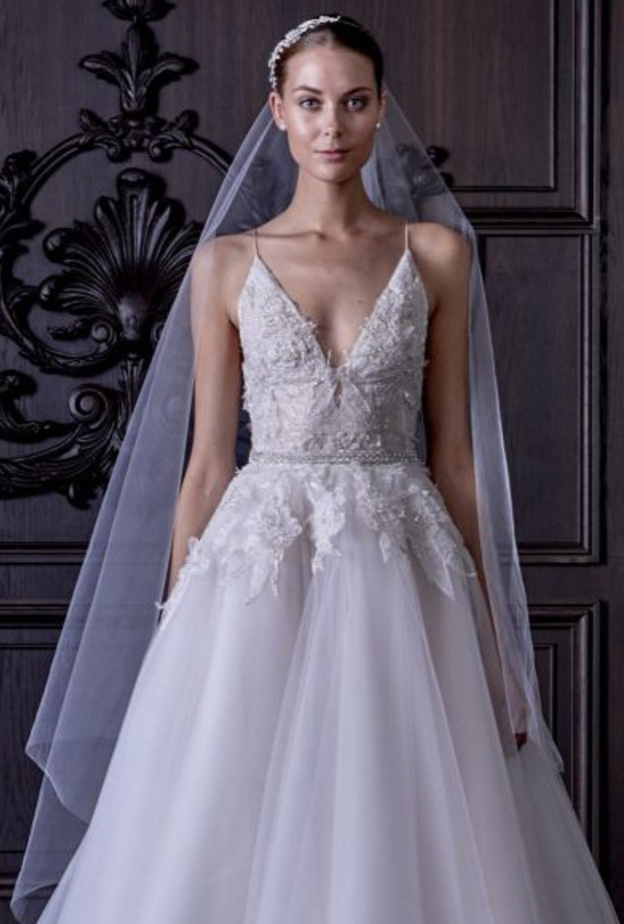 كوني العروس الأكثر نعومة ورومانسية مع فساتين "مونيك لوليه"