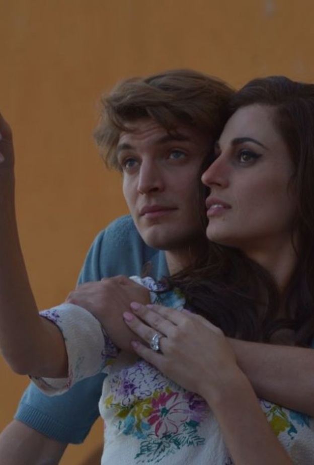 Sveva Alviti في دور Dalida وترتدي خاتم خطوبة من Chopard