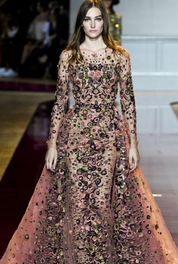 Zuhair Murad فستان خطوبة مزين بالورود من.