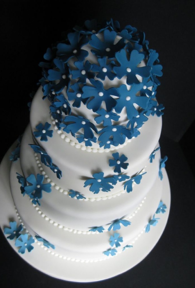 الورد الازرق لكيك الزفاف