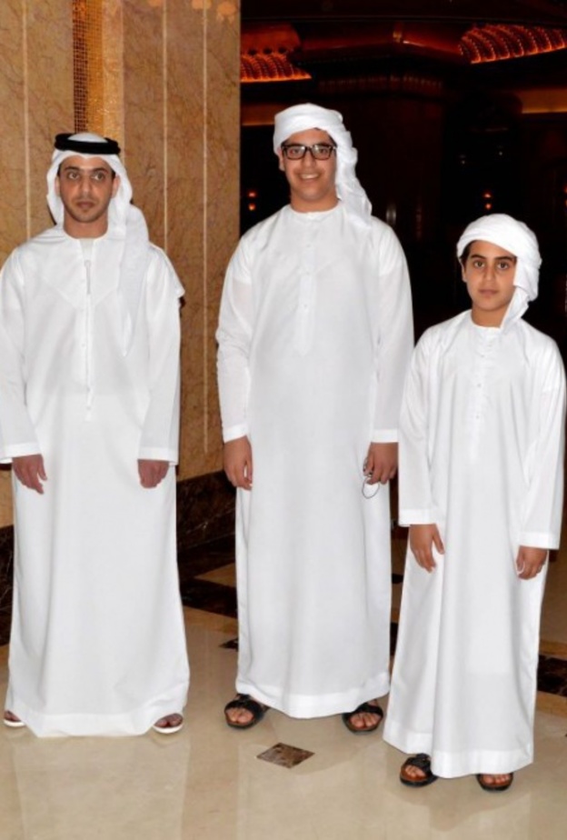 الشيخ حامد يتوسط المدعوين.