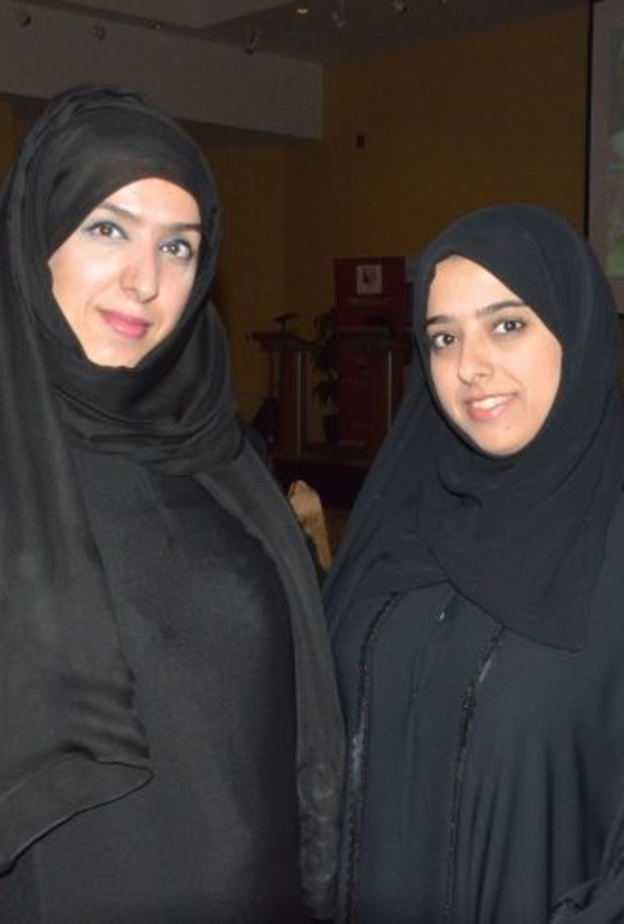 مهندسة  فاطمة مع عدد من الضيفات