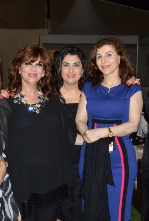 مها حمزة مع عدد من الضيفات