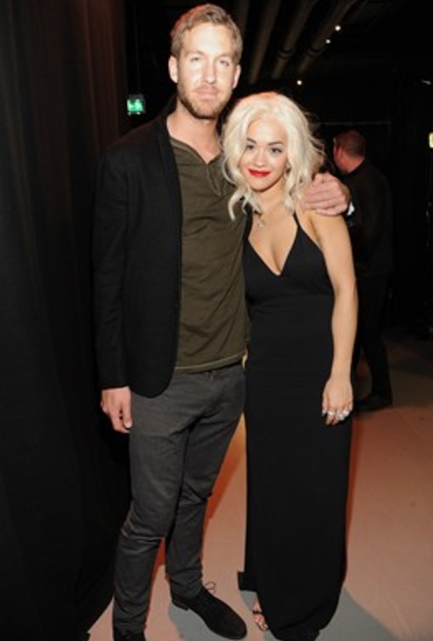 كالفين هاريس يهدي ريتا أورا سيارة مرسيدس