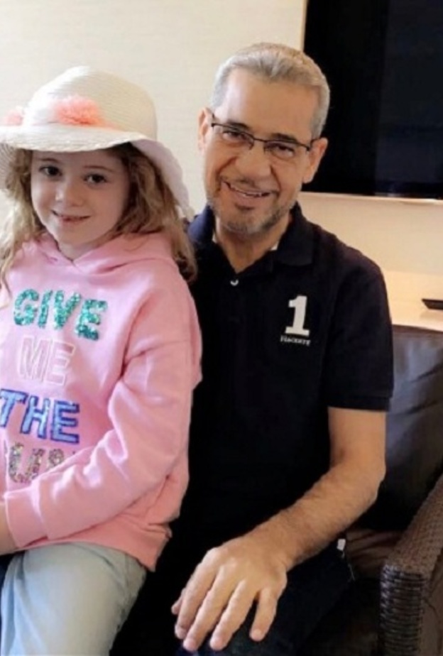 مصطفى الآغا يصطحب ابنته الى المدرسة بأول يوم دراسي