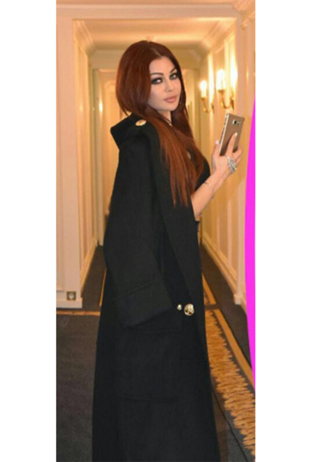 اطلالة راقية لهيفاء بمعطف شتوي من بالمان بقصة عصرية باللون الأسود 