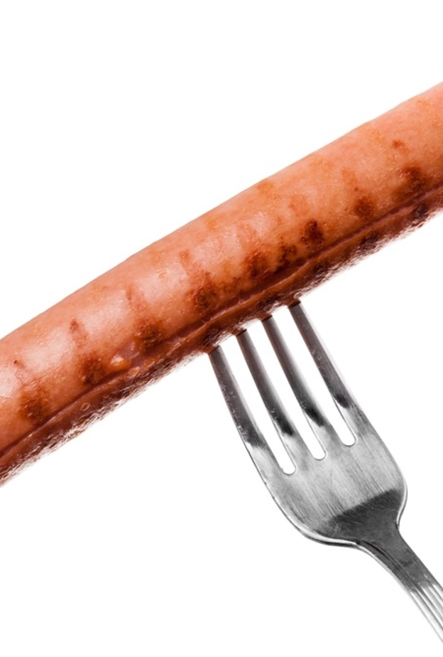 النقانق سبب اساسي للاصابة بالسرطان عند الكبار و الصغار