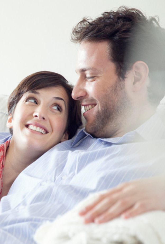 لا تنتظري كلمات الحب من زوجك الصامت ركزي على أفعاله