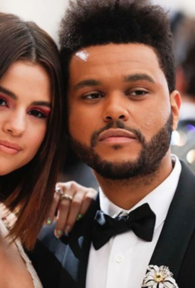 سيلينا جوميز وذا ويكند.. شاهد الغارقان في الحب يضحكان من القلب في مسرحية