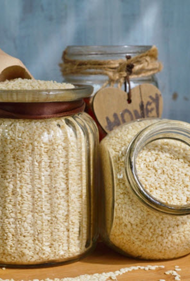 يمتاز السمسم بالكثير من الفيتامينات و المعادن و مضادات الاكسدة لصحة الجسم والبشرة