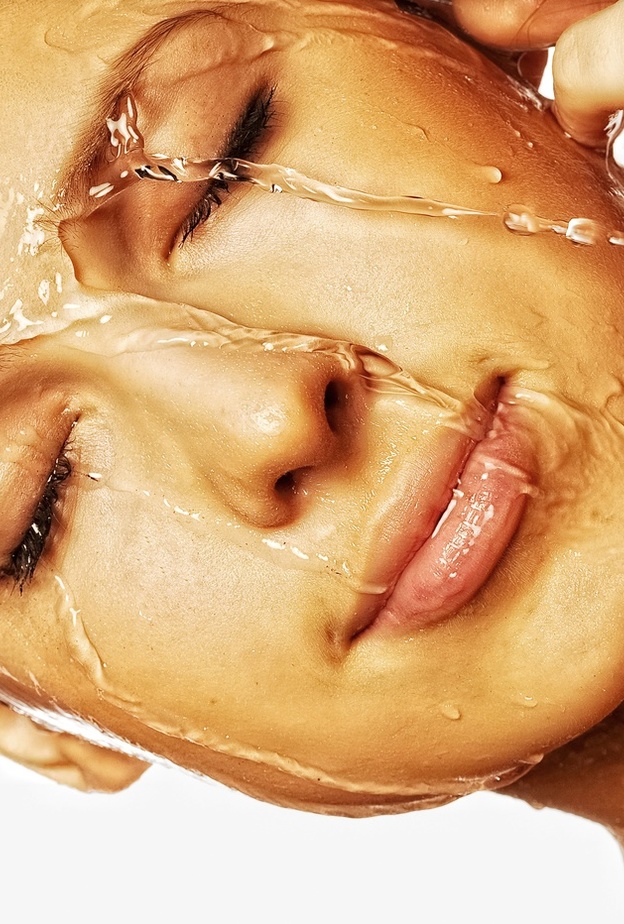 الاستحمام بالماء البارد يشد البشرة و يمنع ظهور الحبوب و التجاعيد