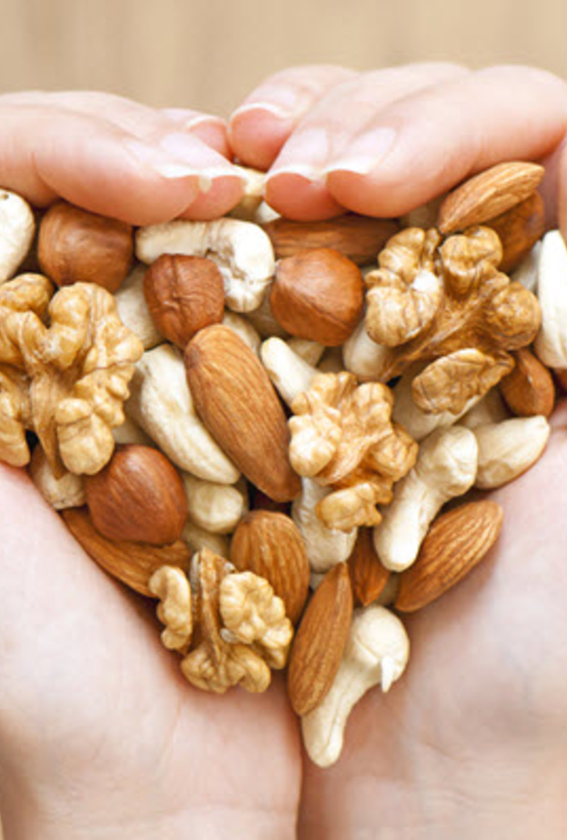 تناولي المكسَرات وخاصةً الجوز لاحتوائها على دهون صحية مفيدة للقلب