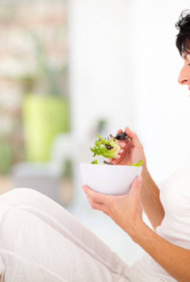 تحتاج المراة لبعض الفيتامينات الضرورية من الغذاء بعد انقطاع الطمث