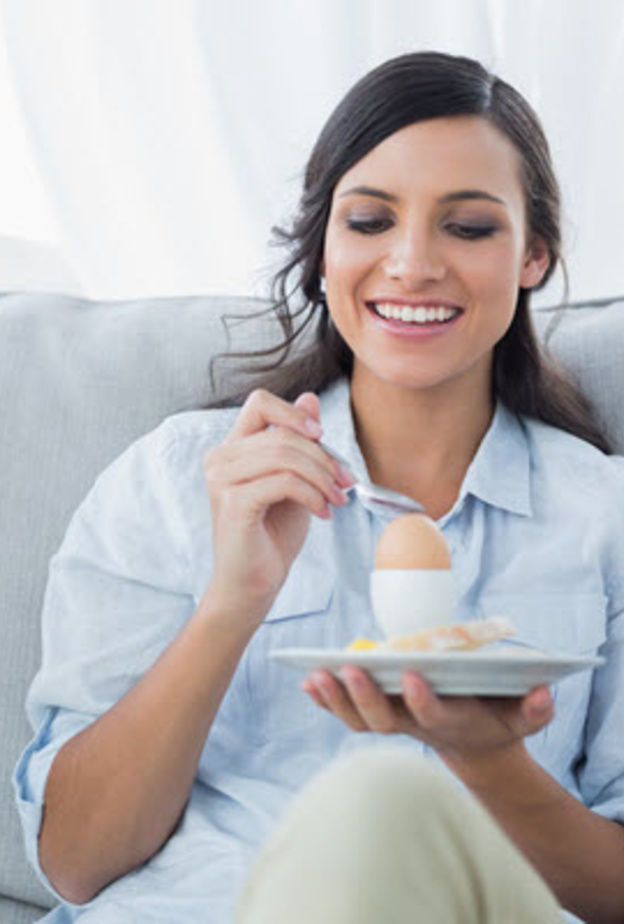 يحتوي صفار البيض على كمية كبيرة من فيتامين بي 12