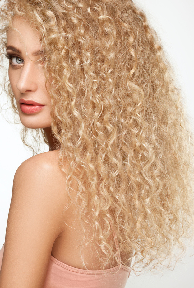 تسريحة شعر كيرلي مميزة للسهرات