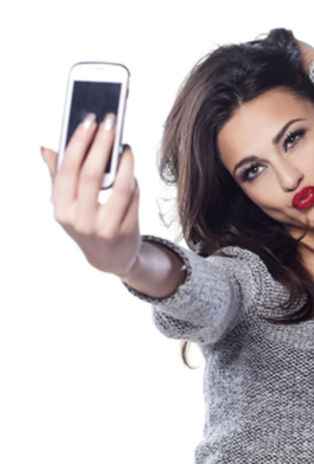 حاولي تجنب استخدام الكاميرا الأمامية في التقاط صور السيلفي