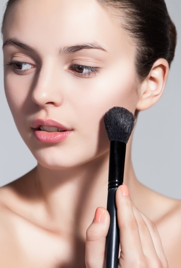 10 أخطاء تفسد مكياجك