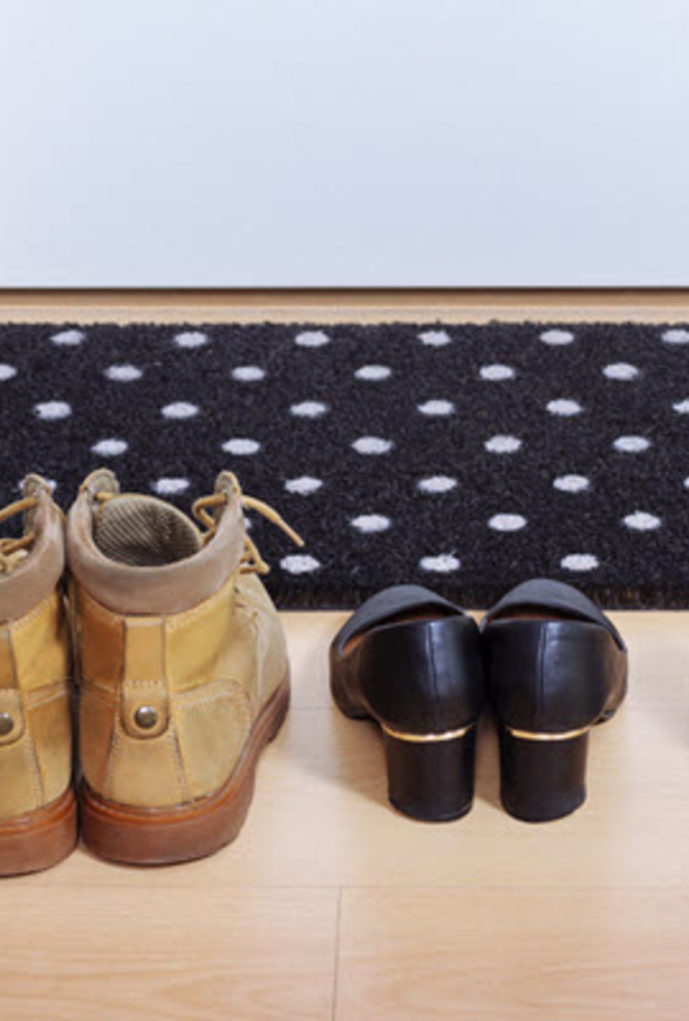 تنتقل الجراثيم داخل المنزل من خلال الأحذية