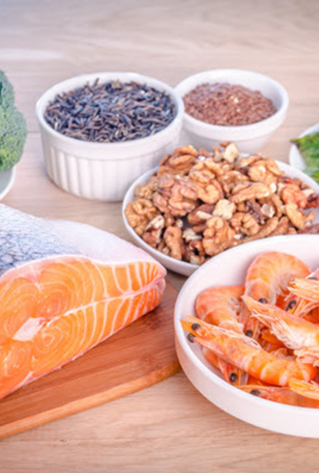 بعض مصادر الغذاء الغنية بأحماض أوميغا 3 ومنها الأسماك للوقاية من الخرف