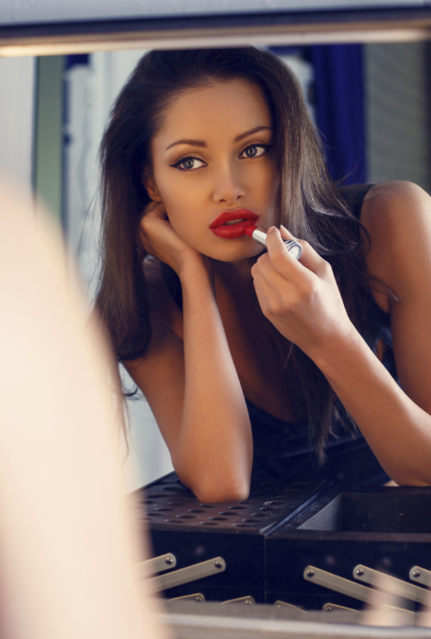 أحمر الشفاه المناسب للبشرة السمراء