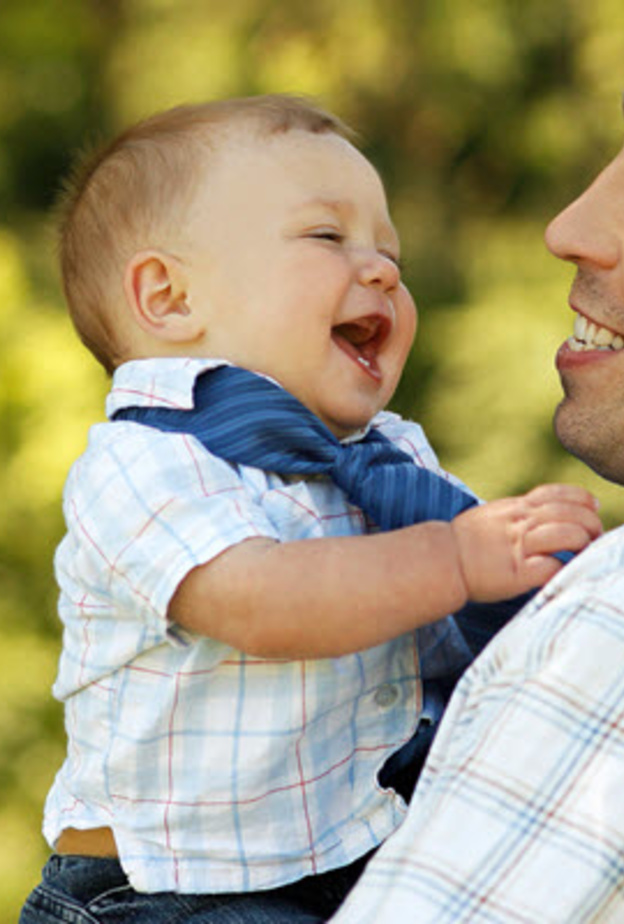 رضيع مع والده