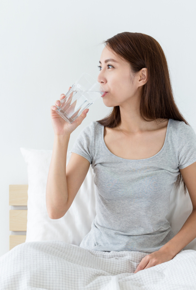 تناولي أربع أكواب من الماء الساخن فور الإستيقاظ صباحاً