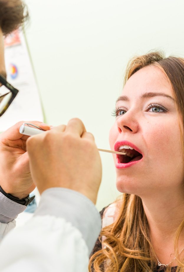 علاماتٌ تدل على الإصابة بسرطان الفم، هل تعرفينها؟